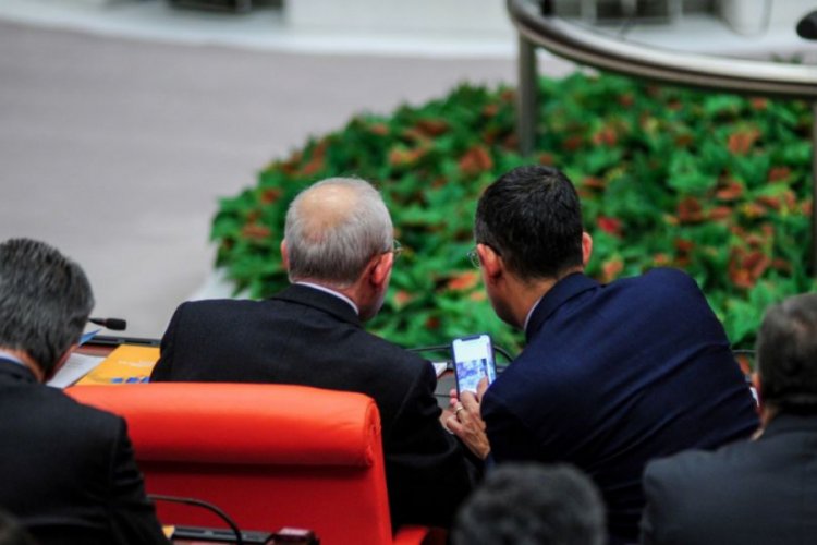 &Ouml;zg&uuml;r &Ouml;zel'in Kılı&ccedil;daroğlu'na g&ouml;sterdiği fotoğrafların yakın &ccedil;ekimi ortaya &ccedil;ıktı