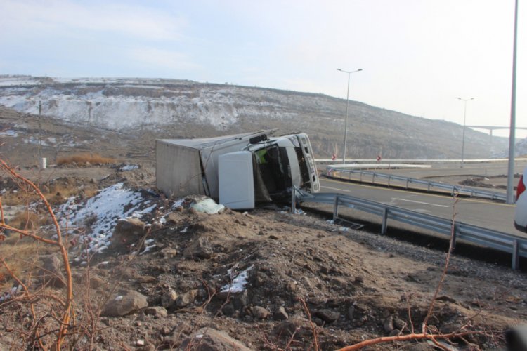 Bursa plakalı TIR şarampole devrildi: 1 yaralı
