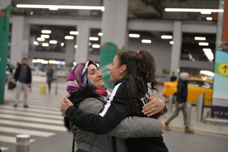 Bursalı olimpiyat sporcusu Hatice K&uuml;bra coşkuyla karşılandı
