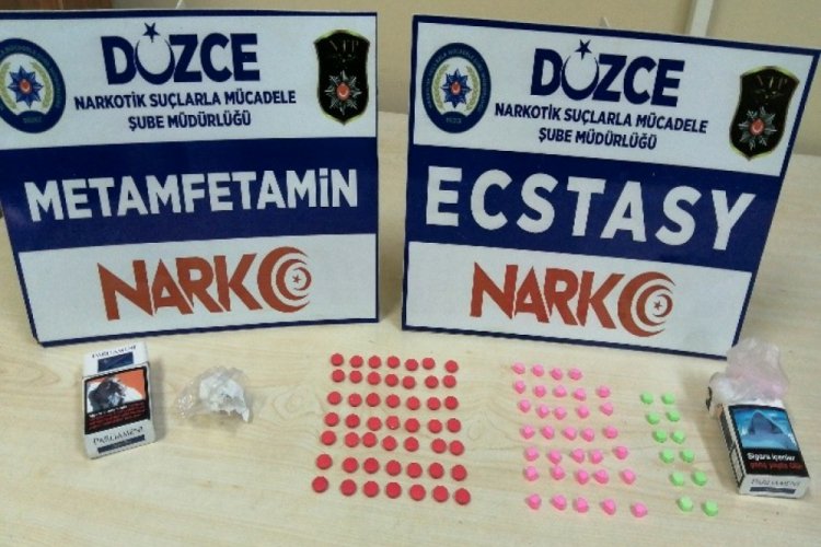 Durdurulan ara&ccedil;lardan uyuşturucu &ccedil;ıktı