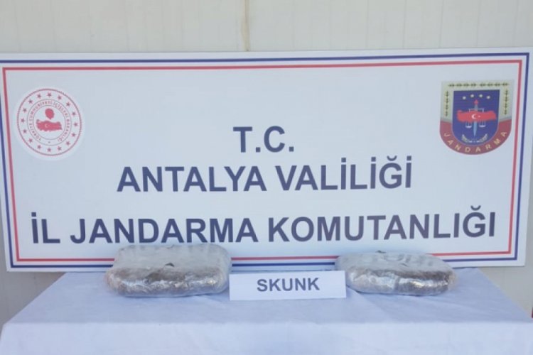 Kazakların i&ccedil;inden 150 bin TL değerinde uyuşturucu &ccedil;ıktı
