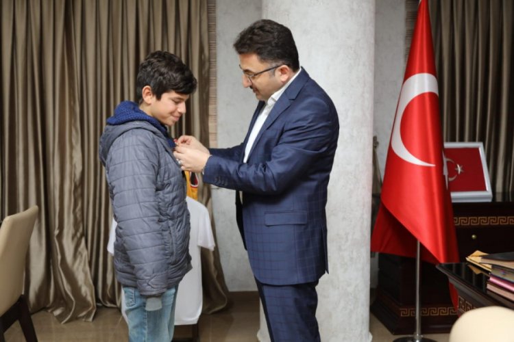Yemeğini k&ouml;pekle paylaşan &ccedil;ocuk &ouml;d&uuml;llendirildi