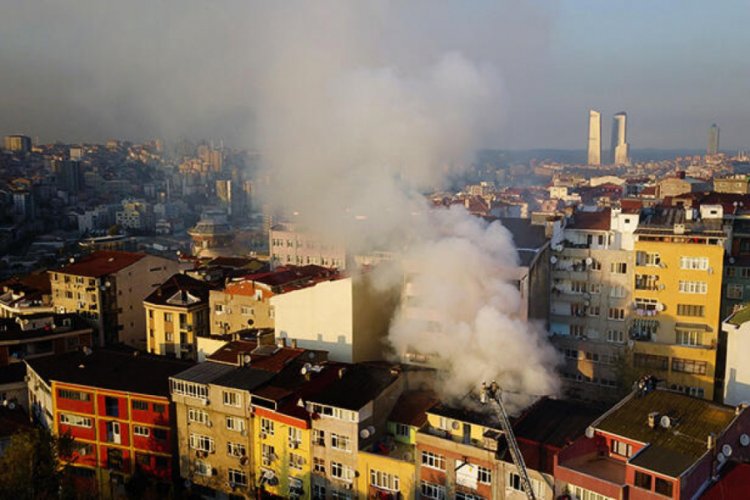 &Ccedil;ağlayan'da 4 katlı binanın &ccedil;atısında yangın