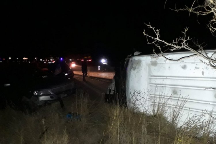 İş&ccedil;i servisi otomobille &ccedil;arpıştı: 16 yaralı