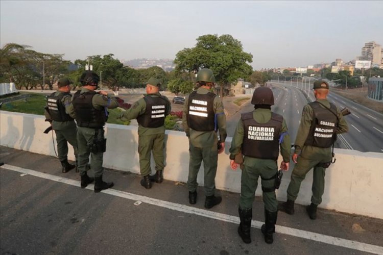 Darbeci askerlerin Venezuela'dan ka&ccedil;tığı iddia edildi