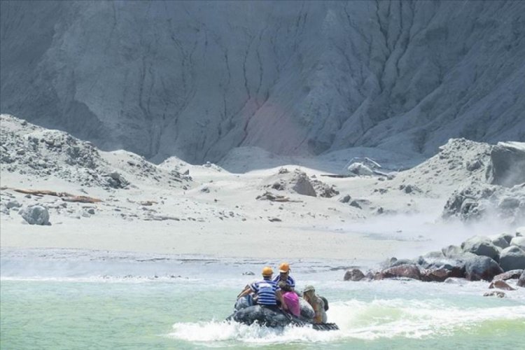 Yeni Zelanda'da 8 kişinin mahsur kaldığı Beyaz Ada'da hayat belirtisine rastlanmadı