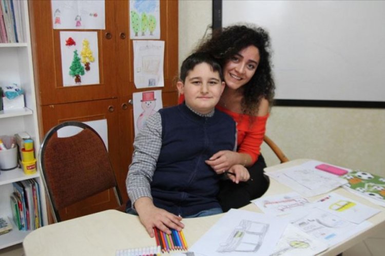 Otizmli Berat sesini resimlerle duyuruyor