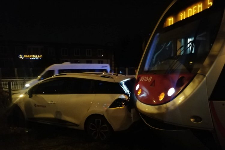 Otomobil tramvay yoluna girdi