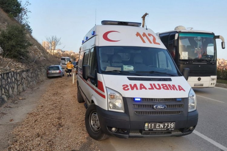 Otomobil istinat duvarına &ccedil;arptı