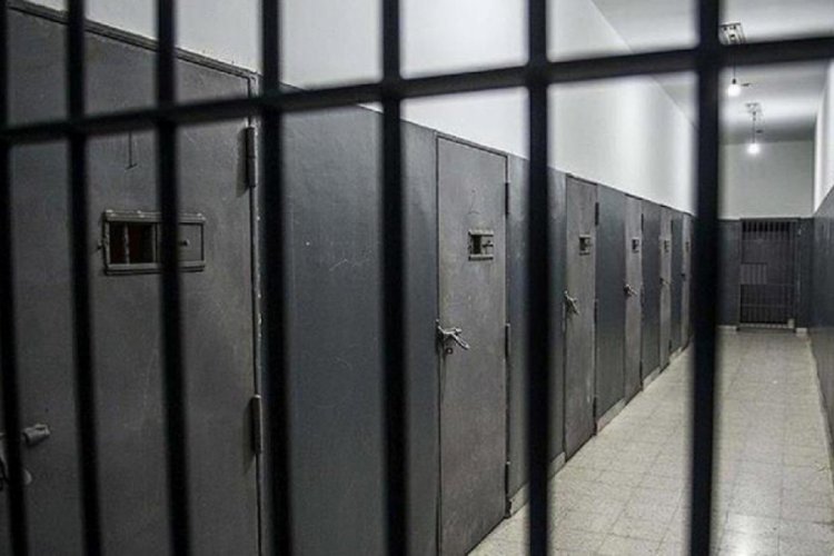 28 yerinden bı&ccedil;aklandı! Kimlik bilgilerini değiştirmek isteyen kadına ret