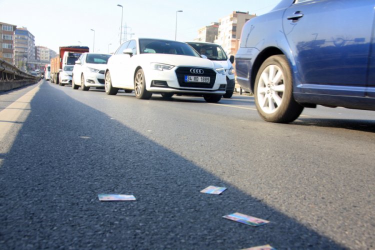 Trafiği fırsata &ccedil;evirip fuhuş i&ccedil;in kartvizit dağıtıyorlar