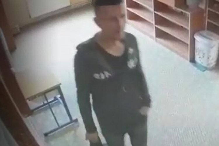 Camilerdeki hırsızlık anı kameraya yansıdı