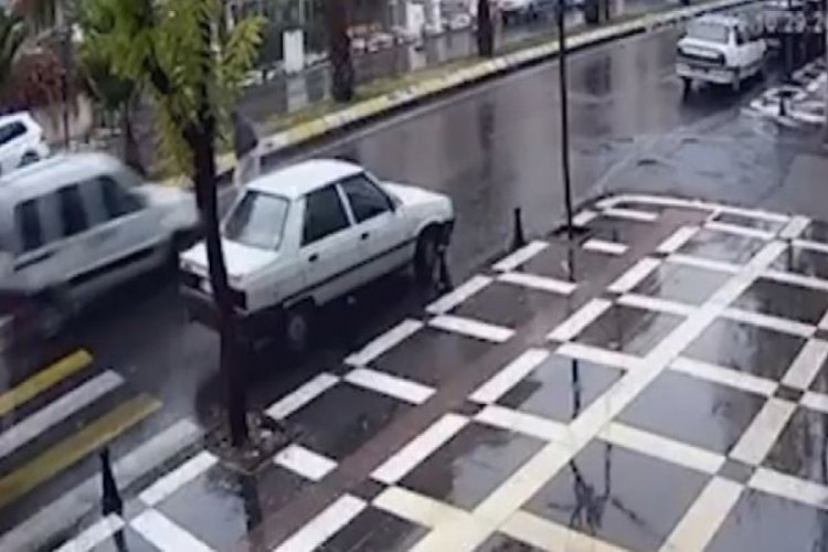 Yaşlı kadının &ouml;ld&uuml;ğ&uuml; feci kaza kameraya yansıdı
