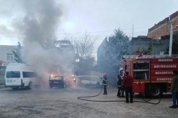 Park halindeki ara&ccedil; alev aldı