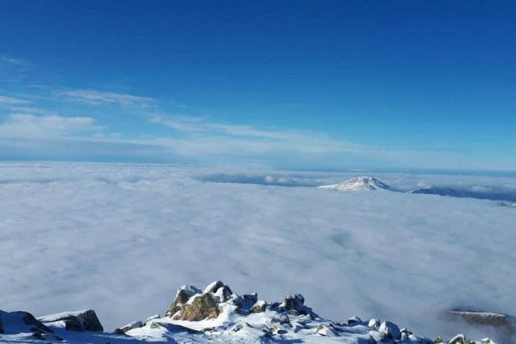 Tırmandıkları zirvede g&ouml;rd&uuml;klerine manzara hayrete d&uuml;ş&uuml;rd&uuml;