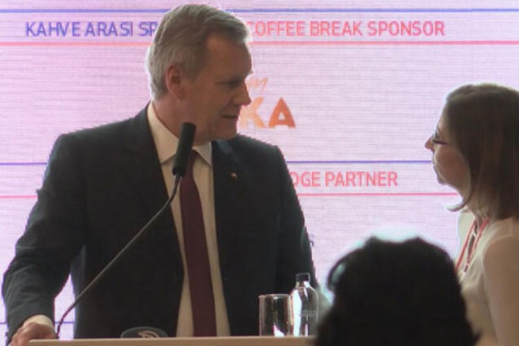 T&Uuml;SİAD'ın konferansında &ccedil;evirmen krizi!