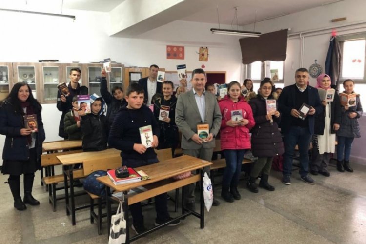 K&ouml;y okuluna kitap bağışı yaptılar