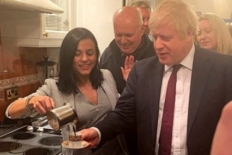 Şarkıcı Eylem, Boris Johnson'a T&uuml;rk kahvesi ikram etti