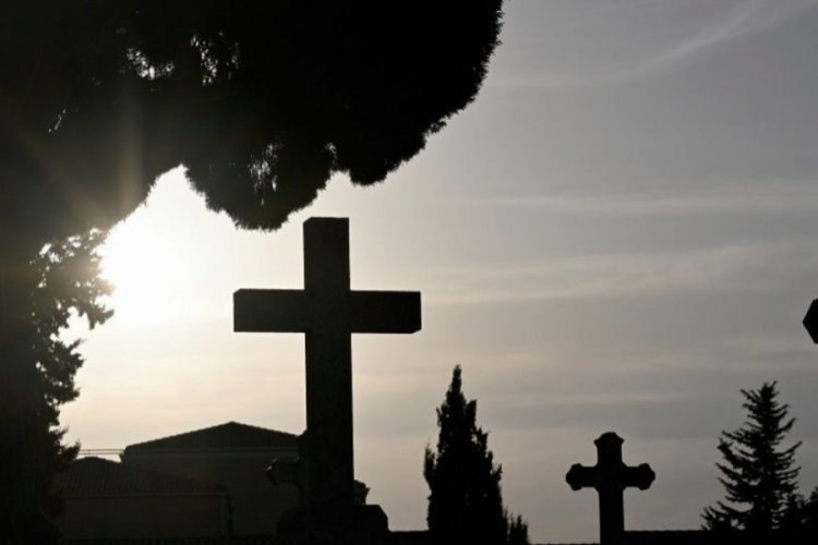 Fransız Belediye Başkanı haftasonu ve tatillerde &ouml;lmeyi yasakladı