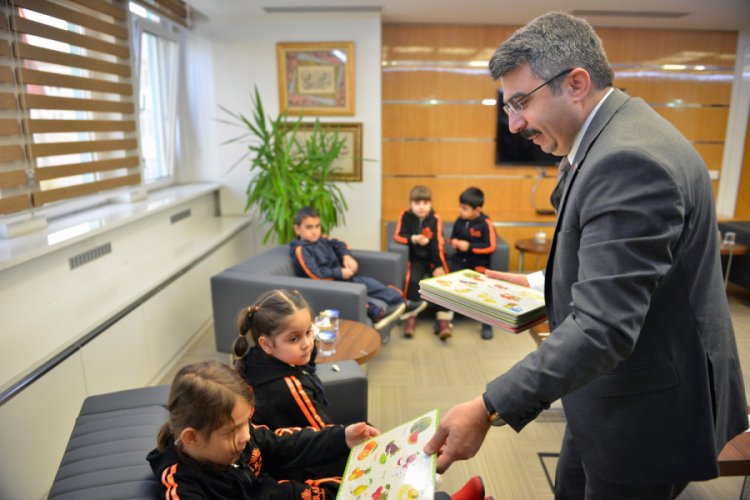 Miniklerden Bursa Yıldırım Belediye Başkanı Yılmaz'a ziyaret