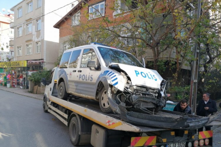 Dur ihtarına uymayan aracı kovalayan polis otosu kaza yaptı