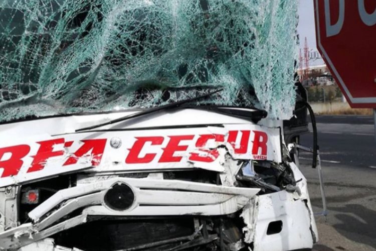 Yolcu otob&uuml;s&uuml; ile kamyon &ccedil;arpıştı