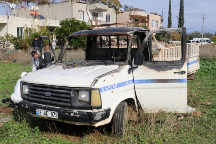 Yanan kamyonette erkek cesedi bulundu