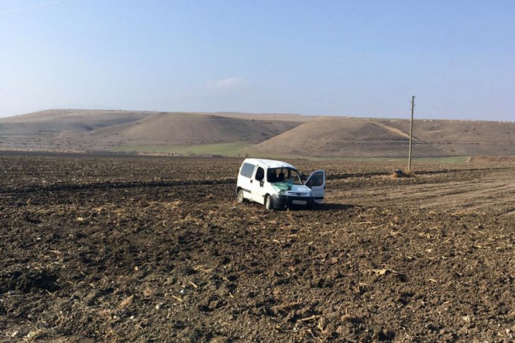 Kamyonet yoldan &ccedil;ıkıp takla attı