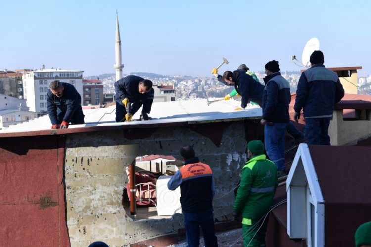 Bursa'da ev sahibi kapıyı açmadı ekipler çatıdan atlayıp yıktı!