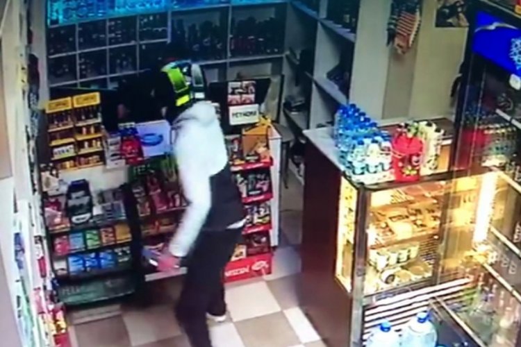 B&uuml;fe sahibine yapılan silahlı saldırının g&ouml;r&uuml;nt&uuml;leri ortaya &ccedil;ıktı