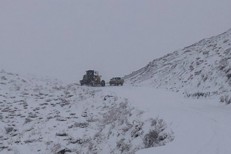 Kardan kapanan k&ouml;y yolları ulaşıma a&ccedil;ıldı
