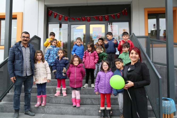 Dilek dileyip  g&ouml;ky&uuml;z&uuml;ne balon bıraktılar