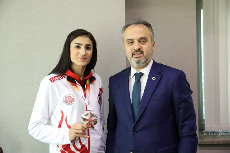 Bursa B&uuml;y&uuml;kşehir Belediye Başkanı Aktaş, olimpiyat yolcusu Hatice K&uuml;bra'yı kutladı