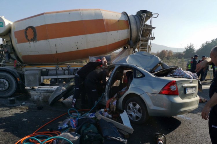 Beton mikserine &ccedil;arpan otomobilde can verdiler