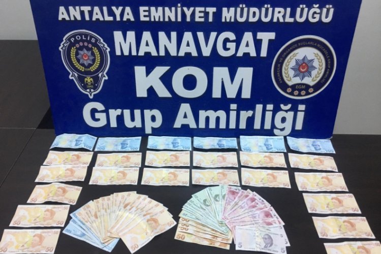Sahte paraları ara&ccedil;tan dışarı attılar