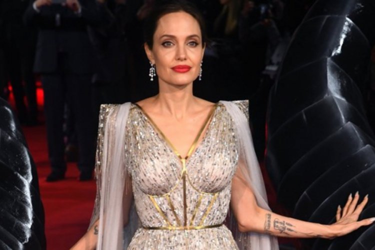 Angelina Jolie'ye hayranından 'd&ouml;vme' s&uuml;rprizi