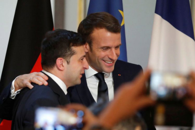 Macron, Zelenskiy'e soru soran gazetecileri azarladı