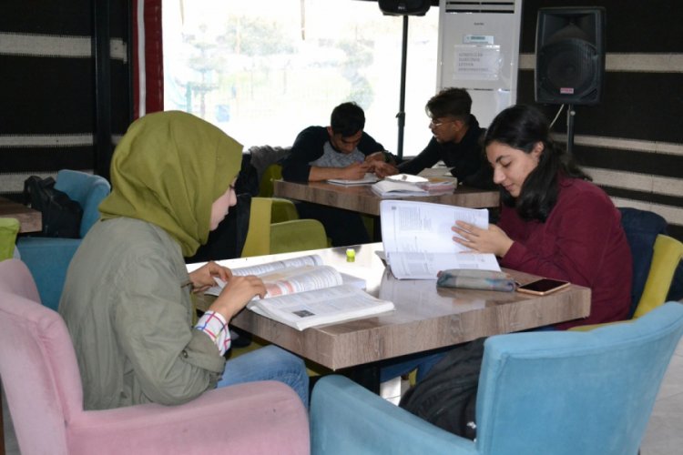 &Ouml;ğrenciler &uuml;cretsiz kursta sınava hazırlanıyor
