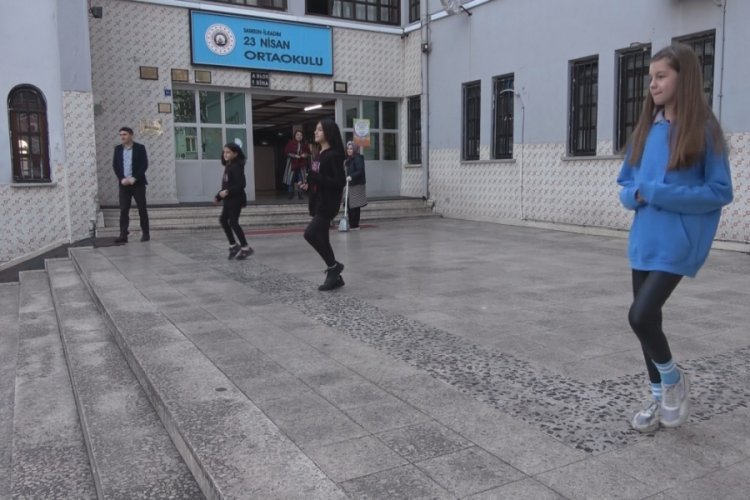 Okulda her sabah marş ile spor yapıyorlar