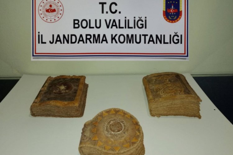 Tevratlardan olduğu tahmin edilen el yazması kitap yakalandı