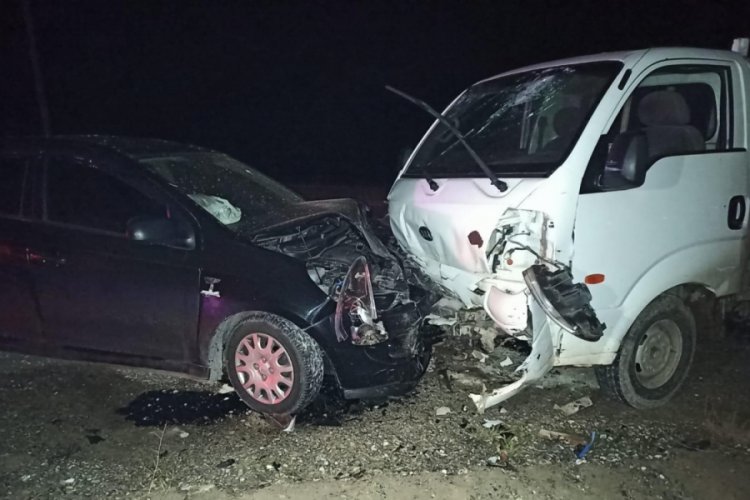 İki ara&ccedil; kafa kafaya &ccedil;arpıştı: 5 yaralı