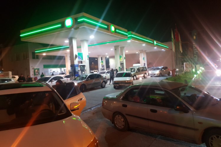 Depremden sonra vatandaşlar benzinliklere akın etti