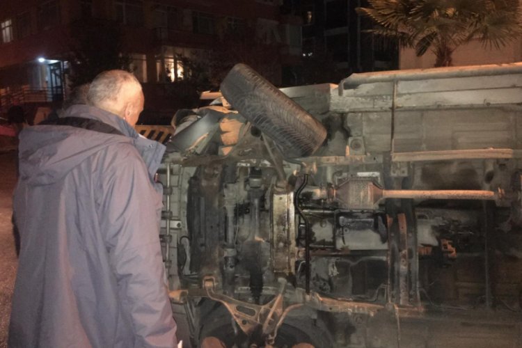 Eşinin park etmesini beğenmeyen adam cipi devirdi