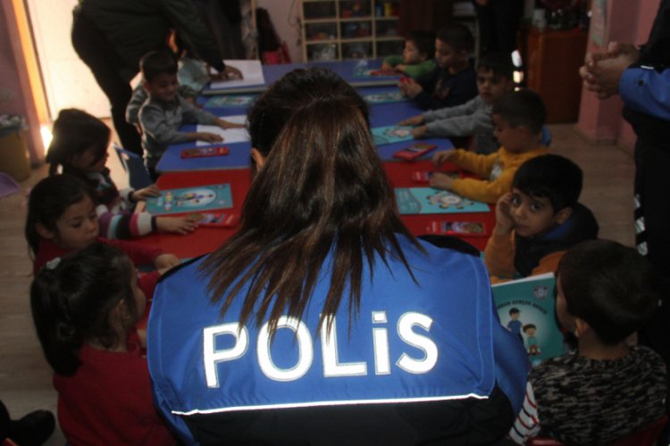 Polisin yazdığı masal kitabı k&ouml;y okullarına ulaştı