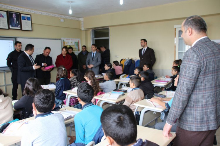 Kaymakam &ouml;ğrencilere hijyen malzemesi dağıttı