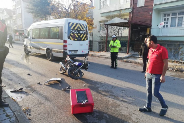 Okul servisinin &ccedil;arptığı motosikletli hayatını kaybetti