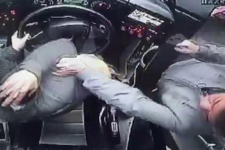 Otob&uuml;s şof&ouml;r&uuml;ne yumruklu saldırı