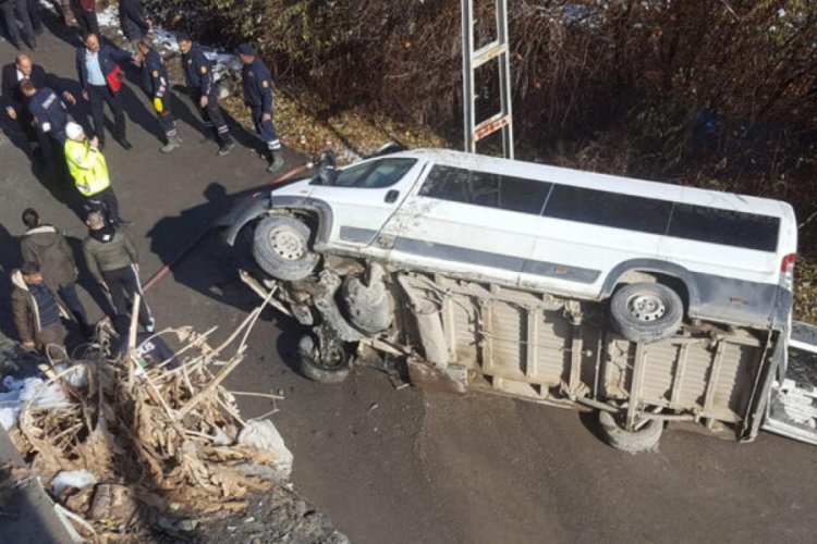 &Ouml;zel Harekat polislerini taşıyan minib&uuml;s şarampole yuvarlandı