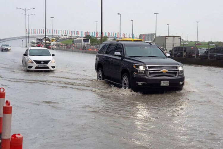 Dubai'de yaşanan sel u&ccedil;uşlarda aksamaya neden oldu