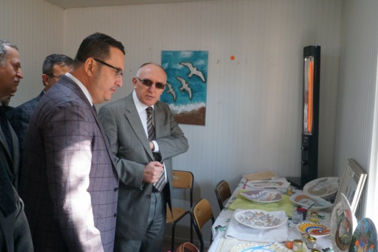 Bursa'da veliler bekleme salonunu sanat at&ouml;lyesine &ccedil;evirdi